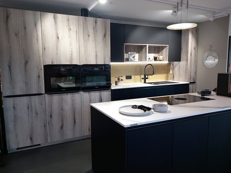 Die Kreative Küche in Wemding | Bauformat Ausstellungsküche Glasgow Acrylgrasfront